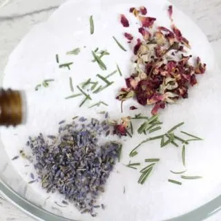 Soaking in a bath is a luxury we all need to take. This DIY bath soak recipe will have you relaxed in no time. #bathsalts #relaxation #essentialoils #detox