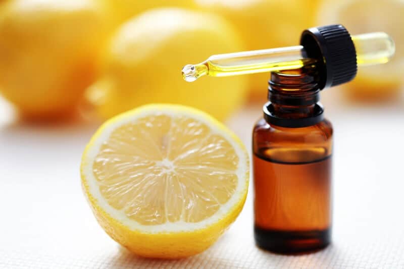 Tired of uneven skin tone? Check out the super simple single ingredient for radiant looking clear skin, lemon essential oil! #antiaging #essentialoils #naturalbeauty #skincaretips #skincare #lemonoil