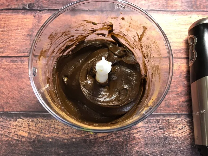 Delicious Superfood Chocolate Mousse - Looking for a healthier option to get that chocolate mousse flavor without all the sugar and calories? You're going to fall in love with this Vegan Superfood Chocolate Mousse.  #vegan #superfood #avocado #veganrecipes #dairyfree