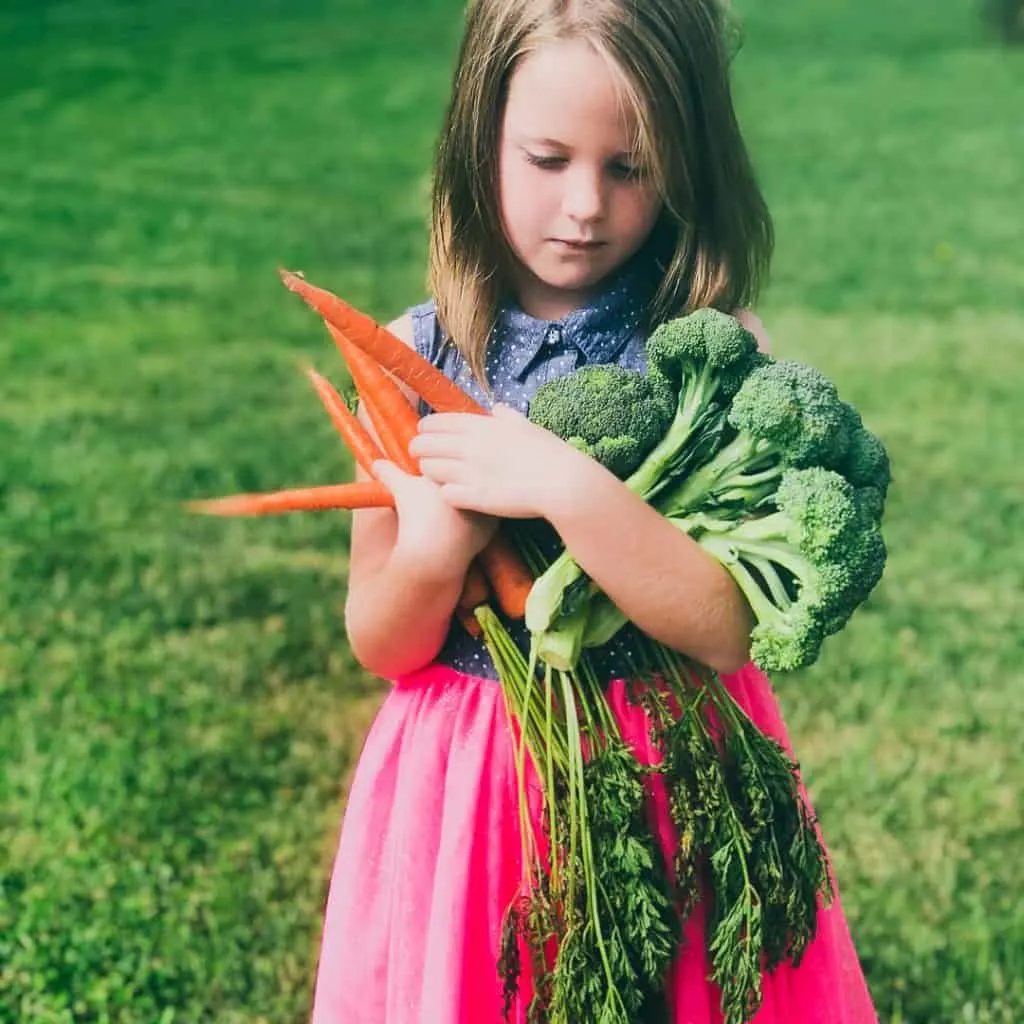 How to get kids to eat veggies. It's not always easy but with this little trick your kids will be begging to eat their vegetables every single day! #vegetables #kidsrecipes #smoothies #smoothierecipes #superfood