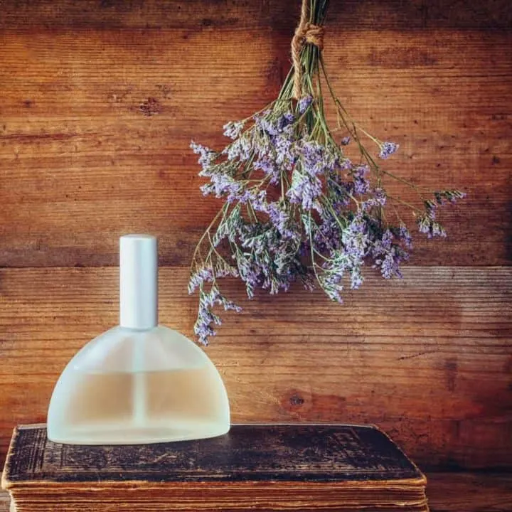 Love the thought of having an essential oil perfume spray to keep you smelling amazing the entire day? This homemade perfume spray recipe will be your new best friend! Best of all, it's chemical free! Give one of the best homemade gifts this year to your family with this aamazing DIY perfume spray!